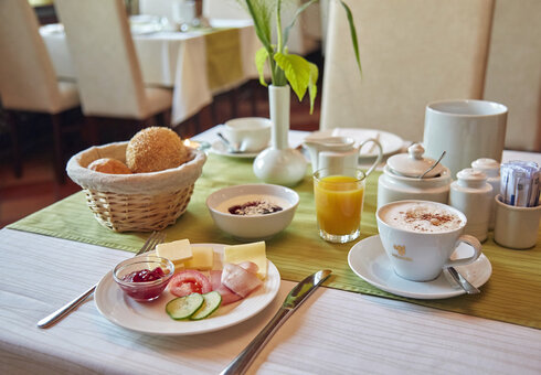 liebevoll gedeckter Tisch
