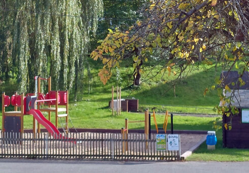 Spielplatz direkt vorm Hof