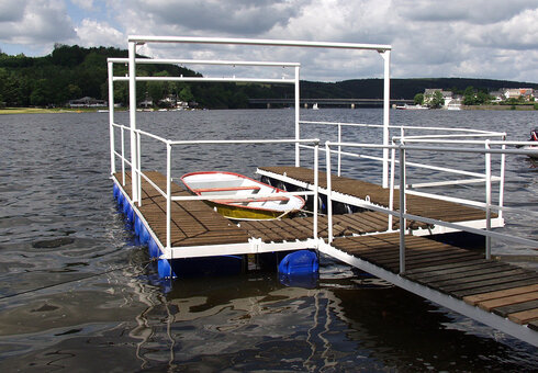 Der hauseigene Bootssteg mit Ruderboot