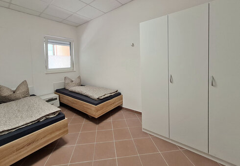 Schlafzimmer mit 2 Einzelbetten & einem großen Kleiderschrank