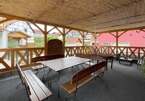 Pergola mit Sitzmöglichkeiten