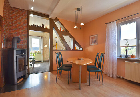 Wohnzimmer mit Kamin und Tisch