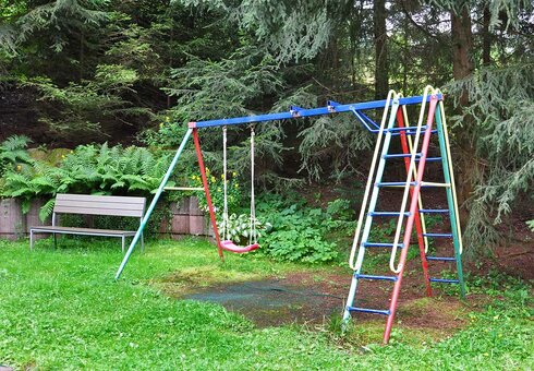 kleiner Spielplatz mit Schaukel
