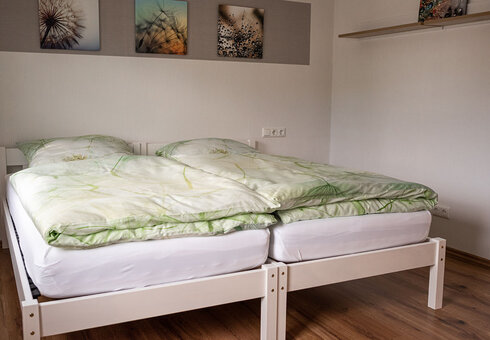 Schlafzimmer mit Doppelbett