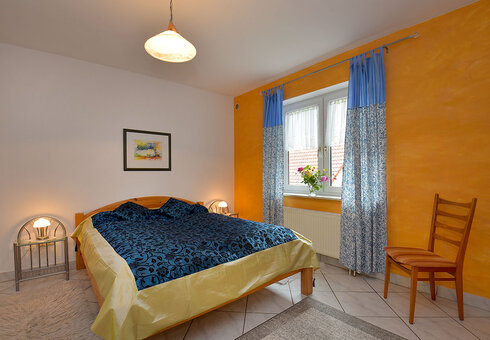 Schlafzimmer mit Doppelbett