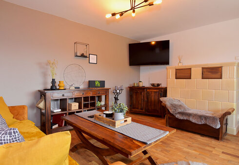 Wohnzimmer mit Couch und TV