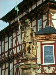 Vitusbrunnen am Marktplatz vor der Widemark