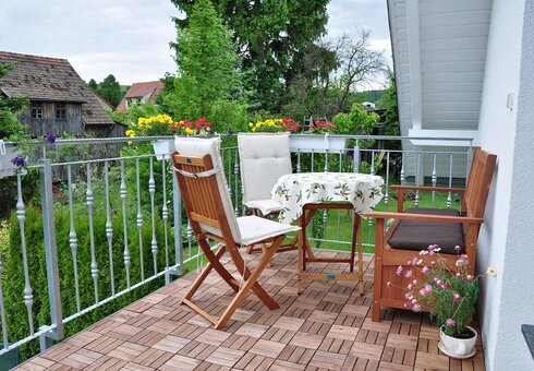 Balkon mit Gartenmöbeln
