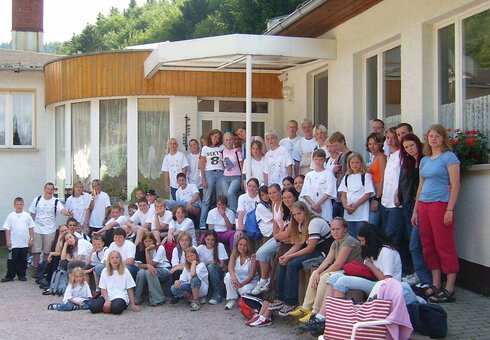 Reisegruppe vor dem Schullandheim