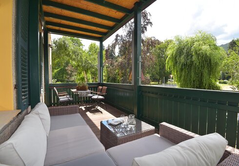Balkon mit Blick in den Garten