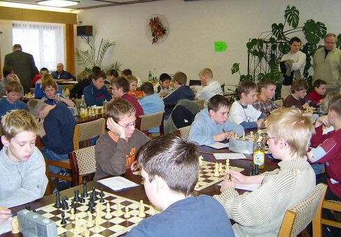 Kinder spielen Schach