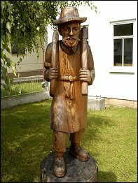 Holzhauer am Eingang des Museums