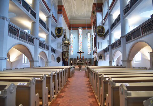 Kirchenschiff mit Altar