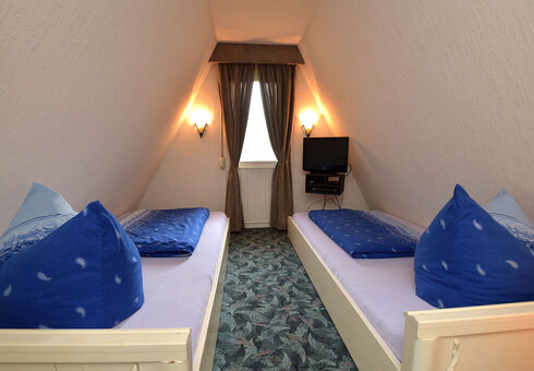Schlafzimmer mit 3 Betten