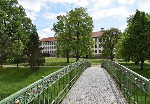 Parkseite mit Bogenbrücke