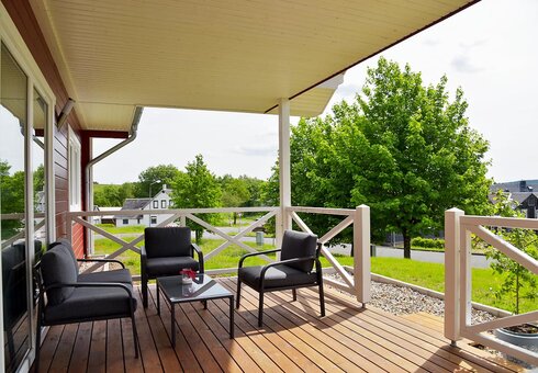 Terrasse mit Gartenmöbeln