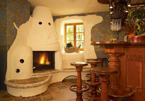 Kamin und Hotelbar