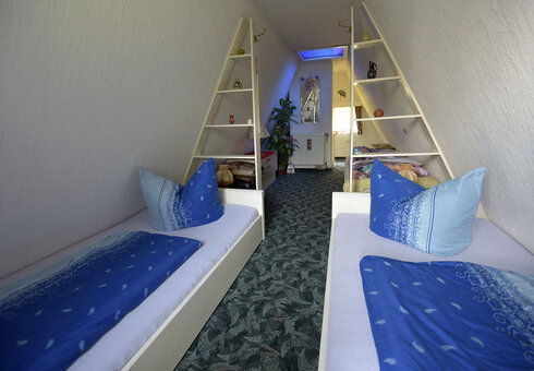 Schlafzimmer mit 3 Betten