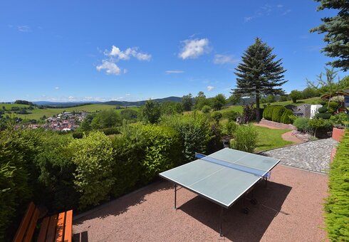 Tischtennis im Garten