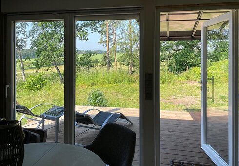 Blick auf die Terrasse und in die Natur