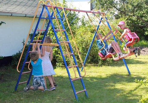 kleiner Spielplatz auf dem Grundstück