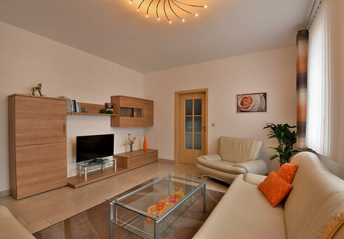 Wohnzimmer mit Couch und TV