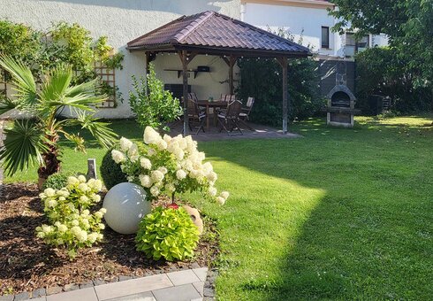 Garten mit Sitzgelegenheiten