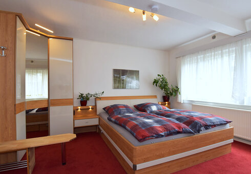 Schlafzimmer mit Doppelbett
