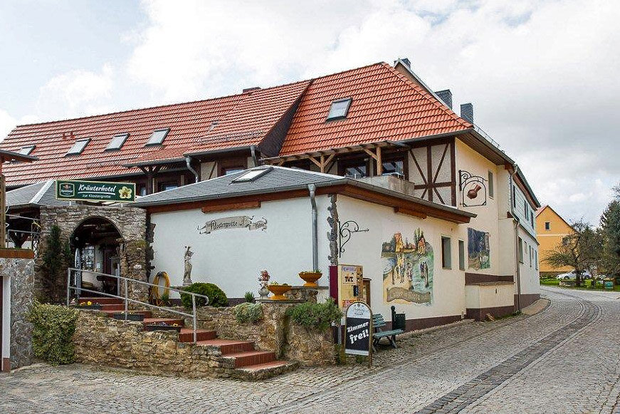 Kraeuterhotel-Zur-Klostergrotte-Nohra-panorama