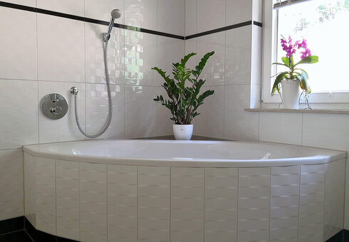 Badezimmer mit Wanne