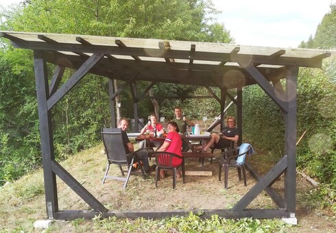 überdachte Gästeterrasse