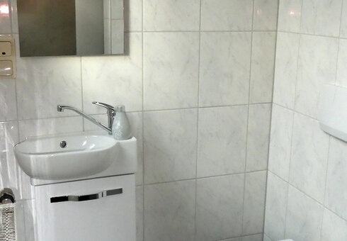 Badezimmer mit Dusche/WC