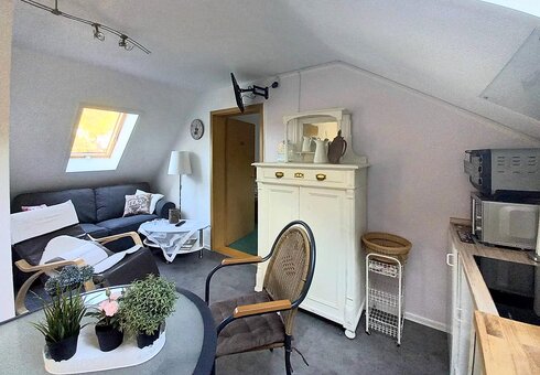 Wohnzimmer mit Couch und TV