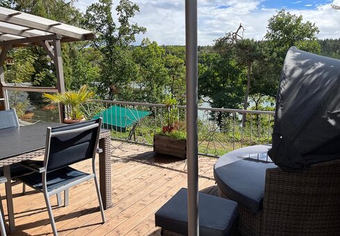 Terrasse mit Gartenmöbeln (Beispiel)