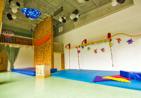 Spielzimmer mit Kletterwand
