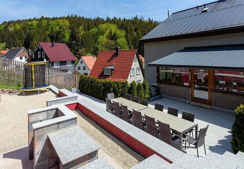 Terrasse hinter dem Ferienhaus