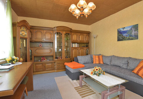 Wohnzimmer mit Schrankwand und Couch