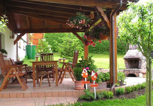 Garten mit Terrasse und Kamingrill