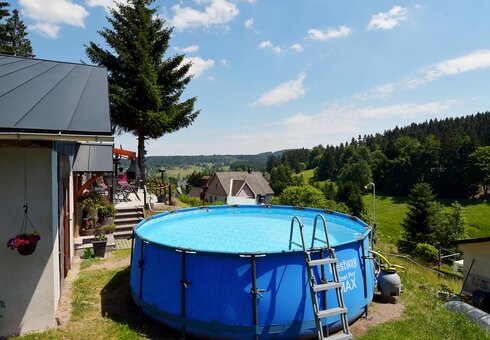 Pool im Grünen