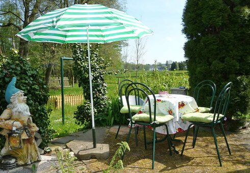 gemütlicher Sitzplatz im Grünen