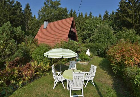 Liegewiese mit Gartenmöbeln