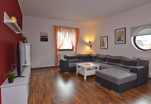 Wohnzimmer mit Couch und TV