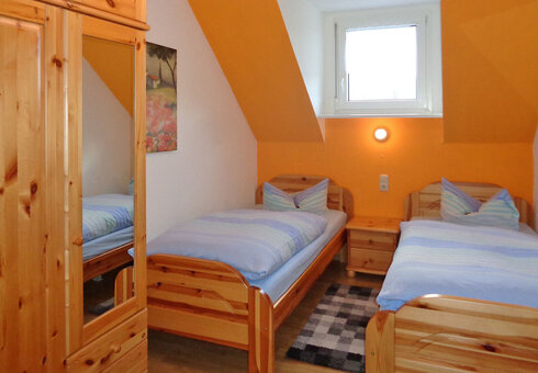 Schlafzimmer mit Kleiderschrank