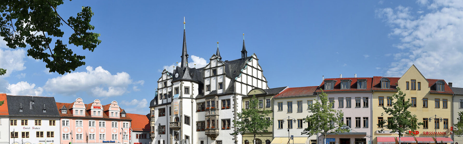 Marktplatz mit Rathaus in Saalfeld