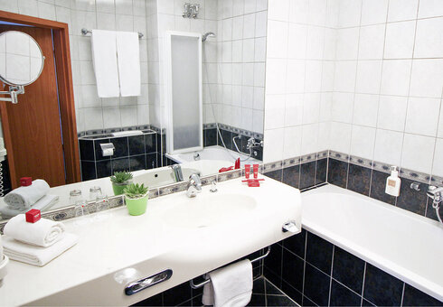 Badezimmer Juniorsuite mit Waldblick