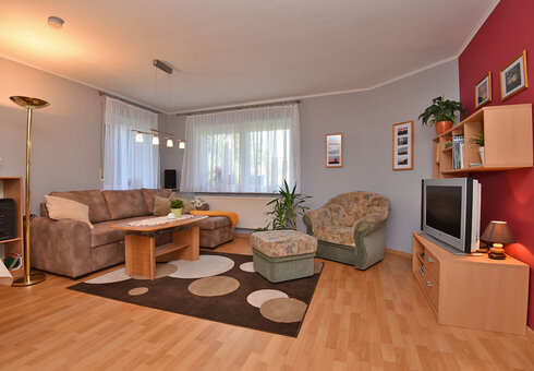 Wohnzimmer mit Chouch und TV