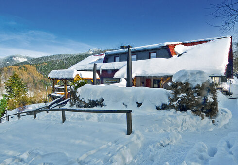 Ski- und Wanderhütte im Winter