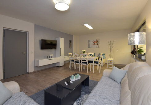 Wohnzimmer mit Couch und TV