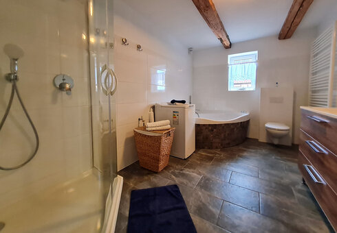 Badezimmer mit Dusche und Badewanne
