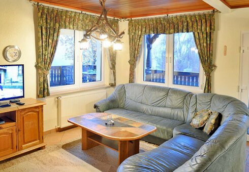 Wohnzimmer mit Couch und TV